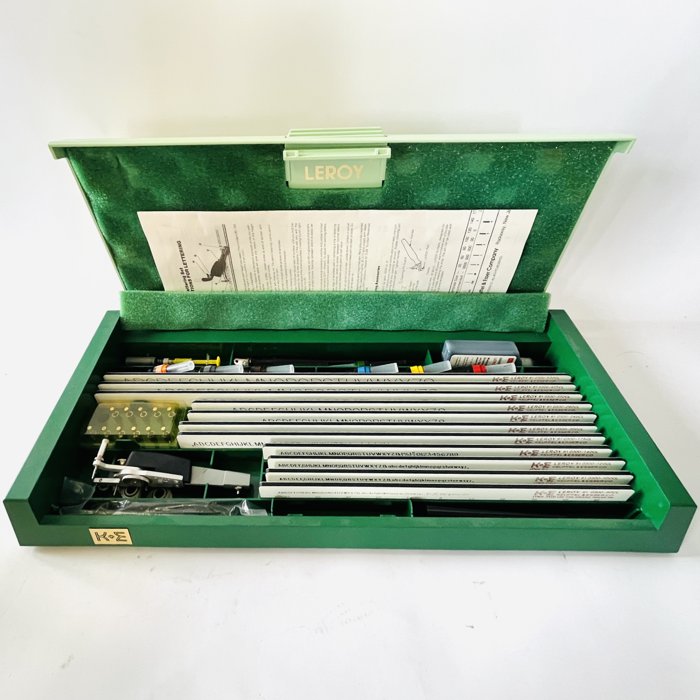 Coffret de lettrage technique Leroy dans son étui vert