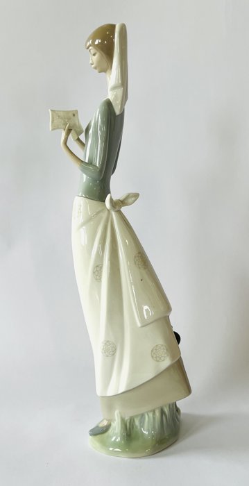 Figurine Lladró La Carta, fille avec lettre